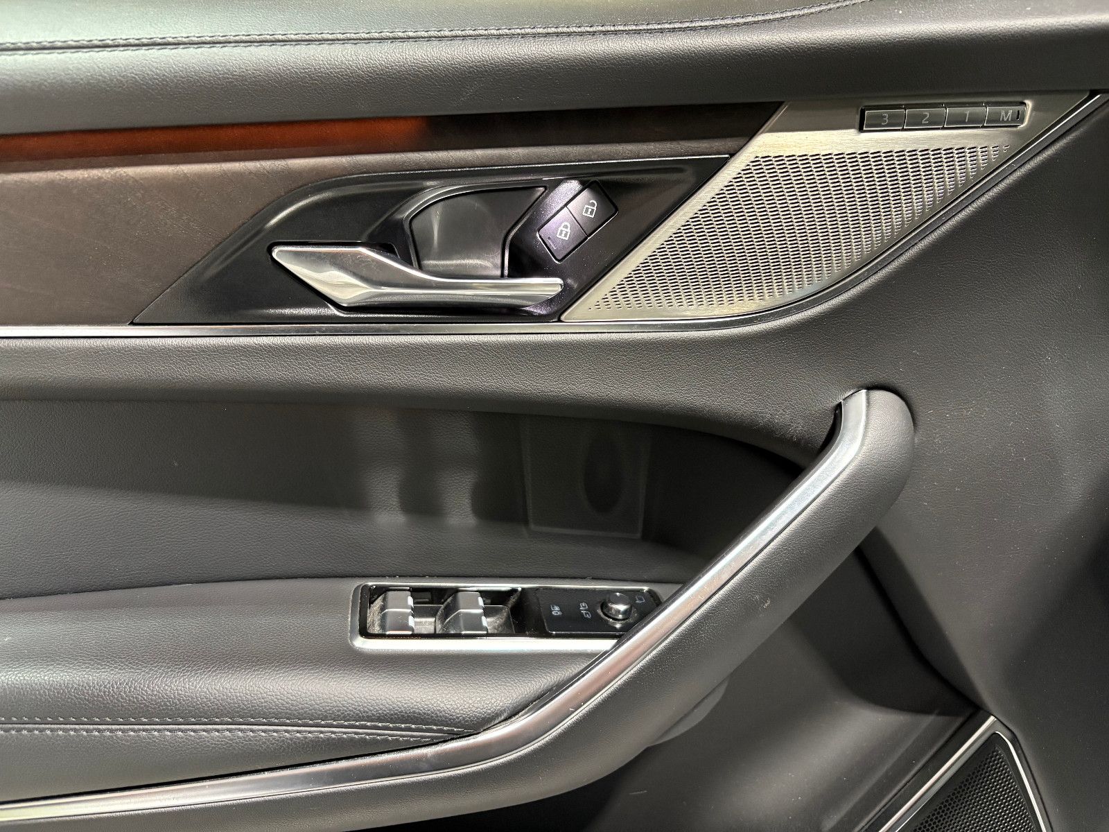 Fahrzeugabbildung Jaguar F-PACE SE AWD/D300/MEMORY/MASSAGE/APPLE/NAVI/KAM