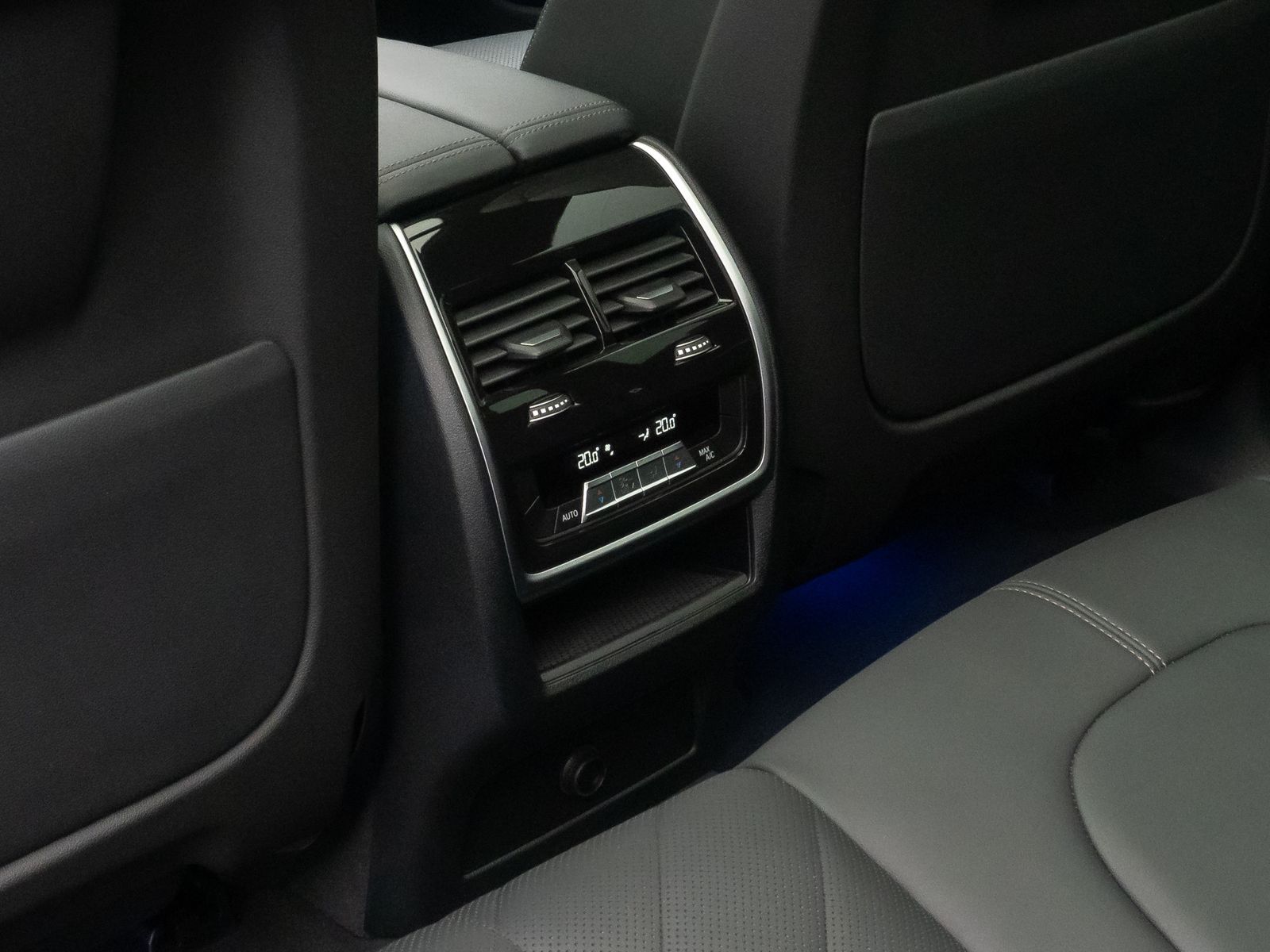 Fahrzeugabbildung BMW X5 xD30d M Sport 360° HUD DAB HiFi AHK Panorama