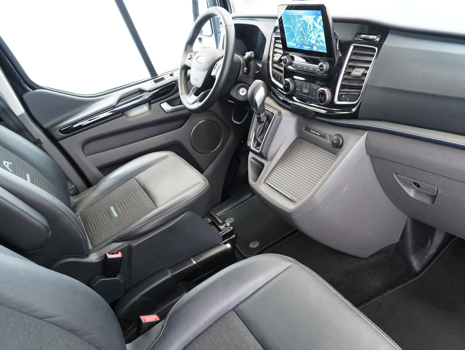 Fahrzeugabbildung Ford Tourneo Custom 320 L1 Active 8-SITZER