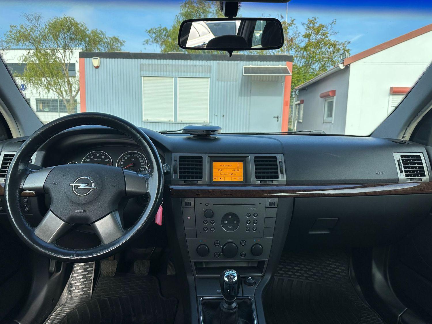 Opel Vectra 2004 — photo 11