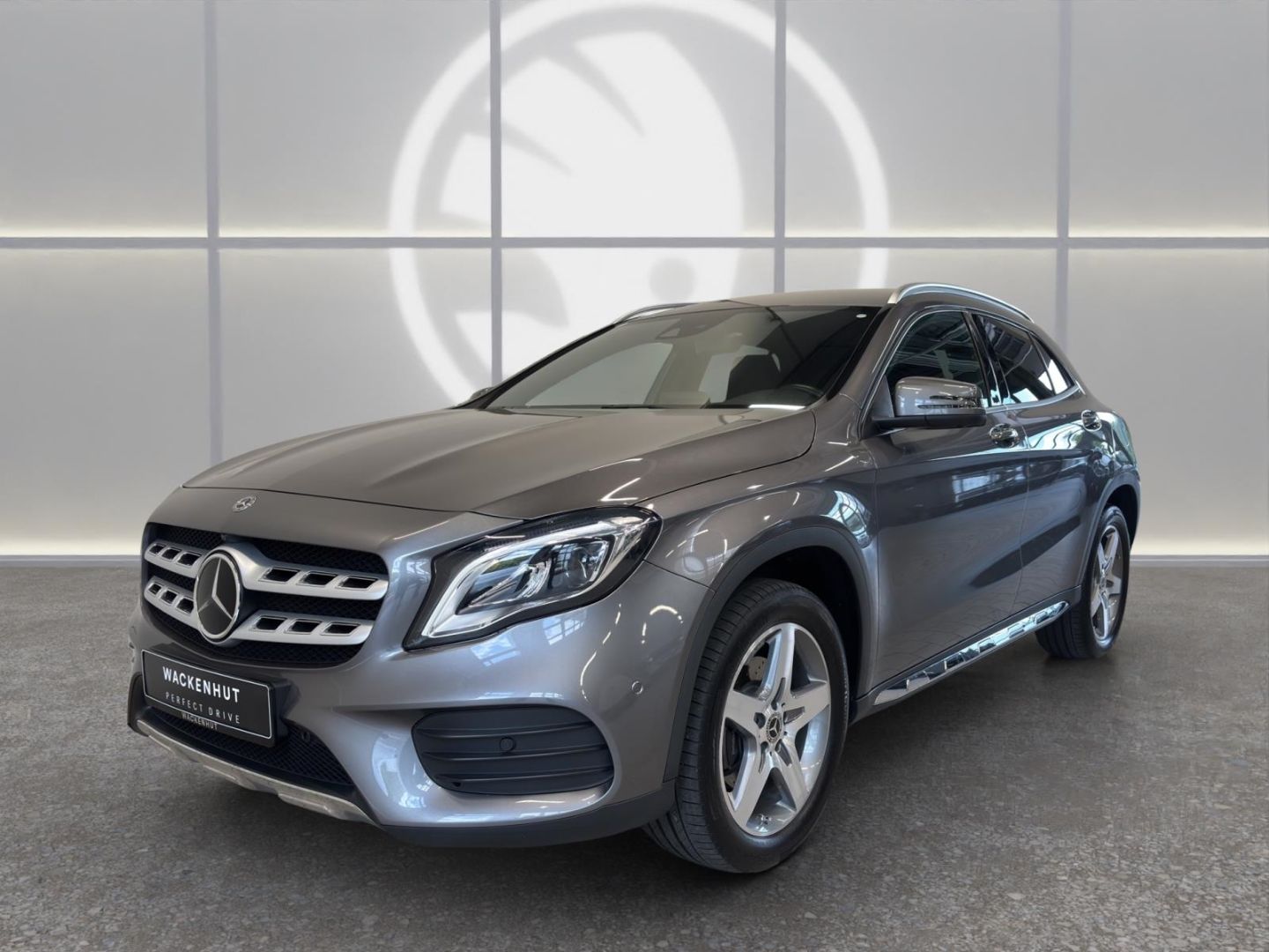 MERCEDES-BENZ GLA 220 d 4M AMG BUSIN+AHK+DISTR+HARMAN+LED+360°