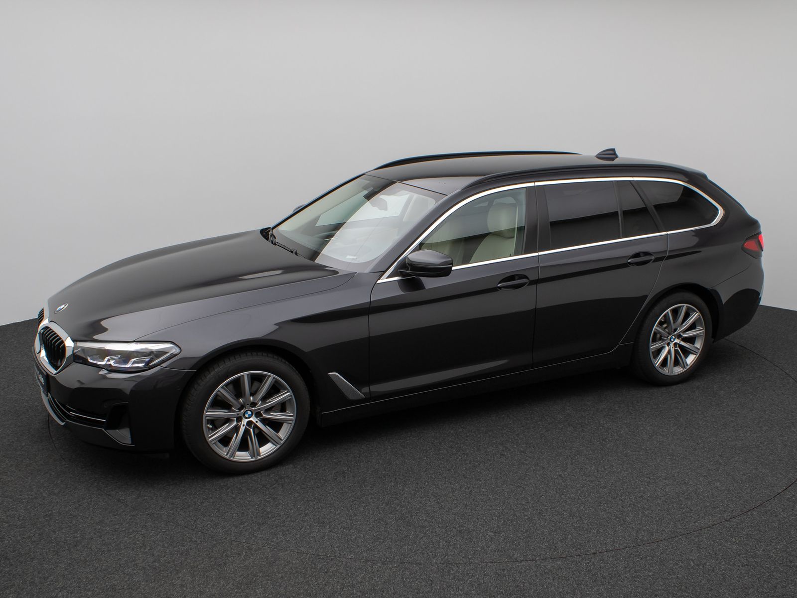 Fahrzeugabbildung BMW 520d Kamera HUD DAB CockPitPro Sitzhzg Alarm LED