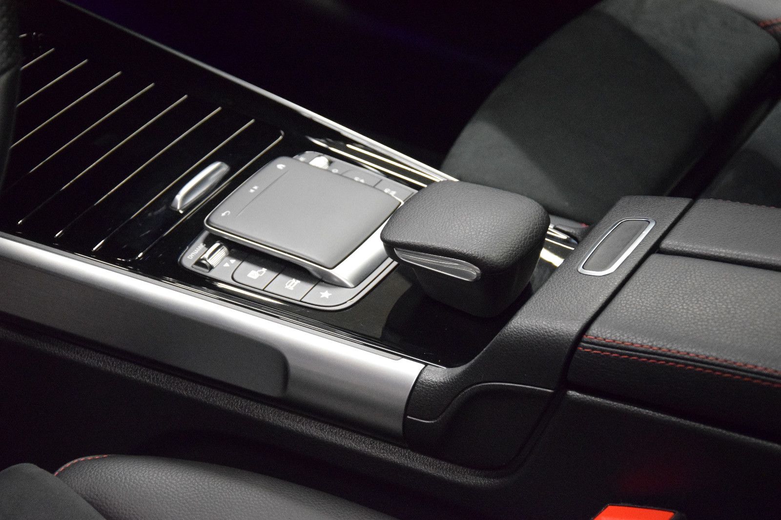 Fahrzeugabbildung Mercedes-Benz GLB 200 AMG Line 7Sitze Pano Ambi Widescreen AHK