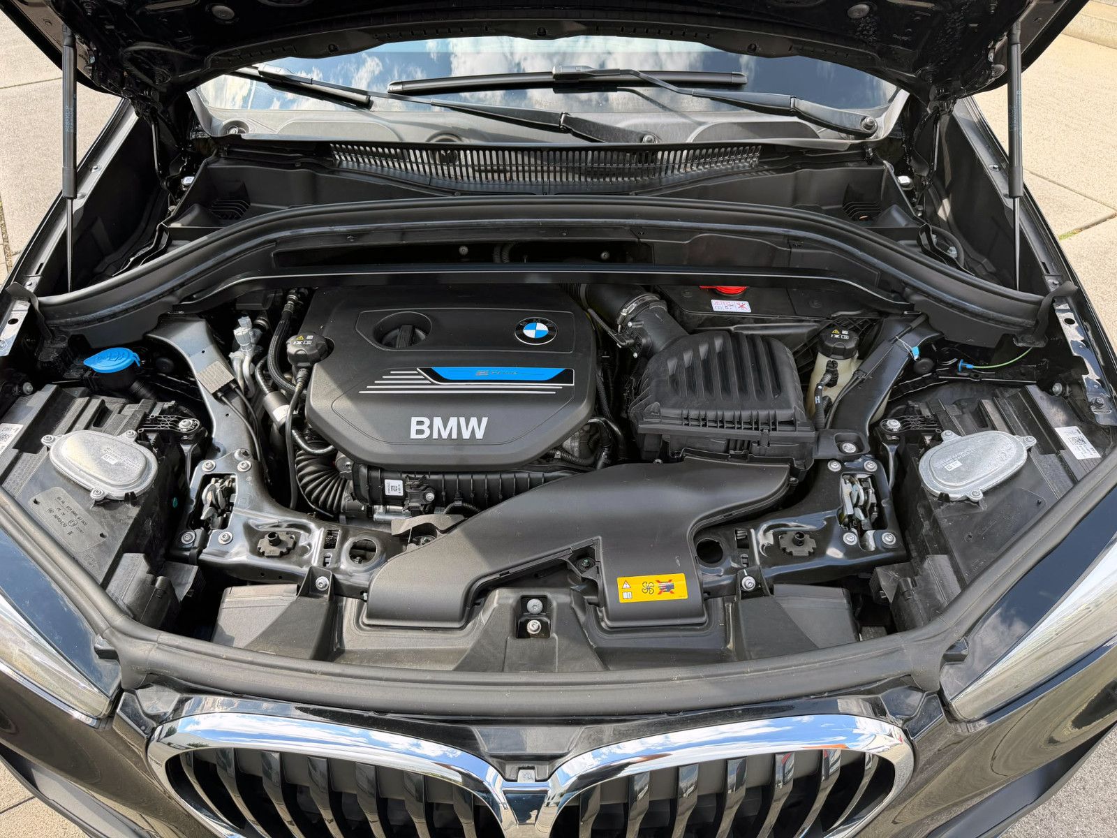 Fahrzeugabbildung BMW X1 xDrive25e Advantage ACC KAM PANO LED SHZ NAV