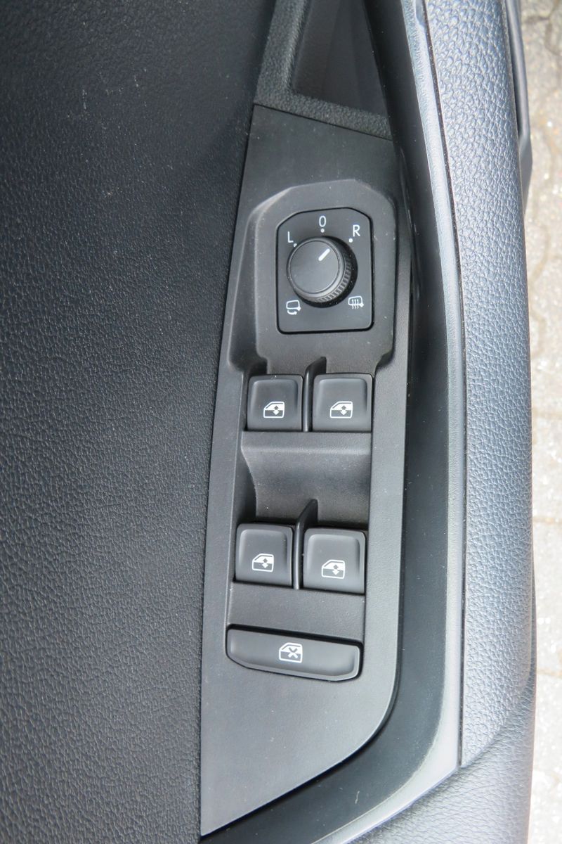 Fahrzeugabbildung SKODA Karoq Ambition DSG GRA AHK SITZH. KAMERA NAVI 1.
