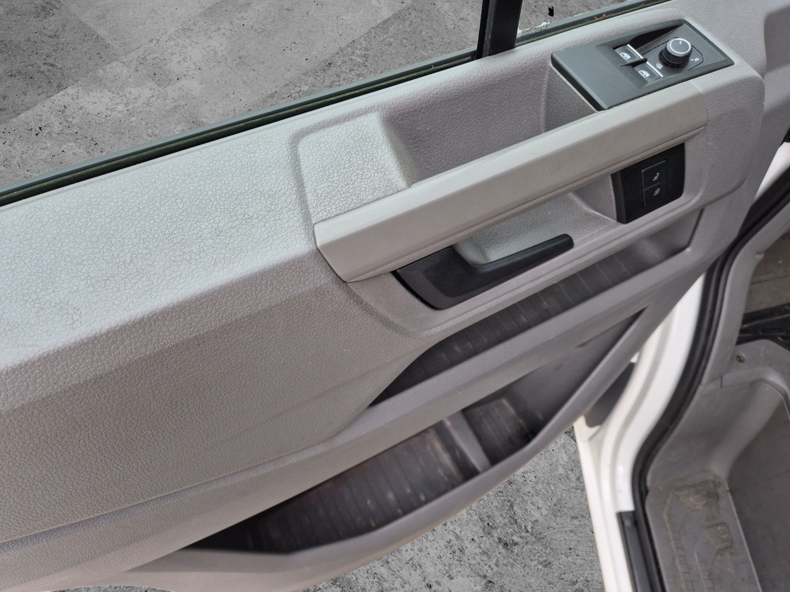 Fahrzeugabbildung Volkswagen Crafter 35 MR HD 4Mo 9-Si Rollstuhllift Trittstu