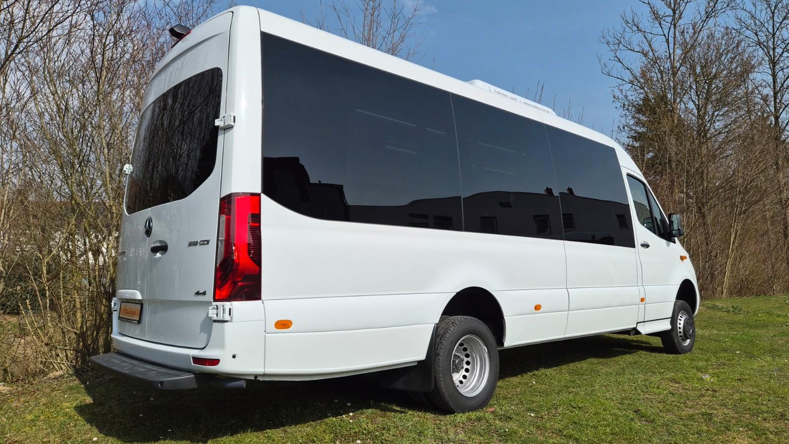 Mercedes-Benz 519  Allrad 4 x 4 Lagerfahrzeug Stock 20 Sitzer