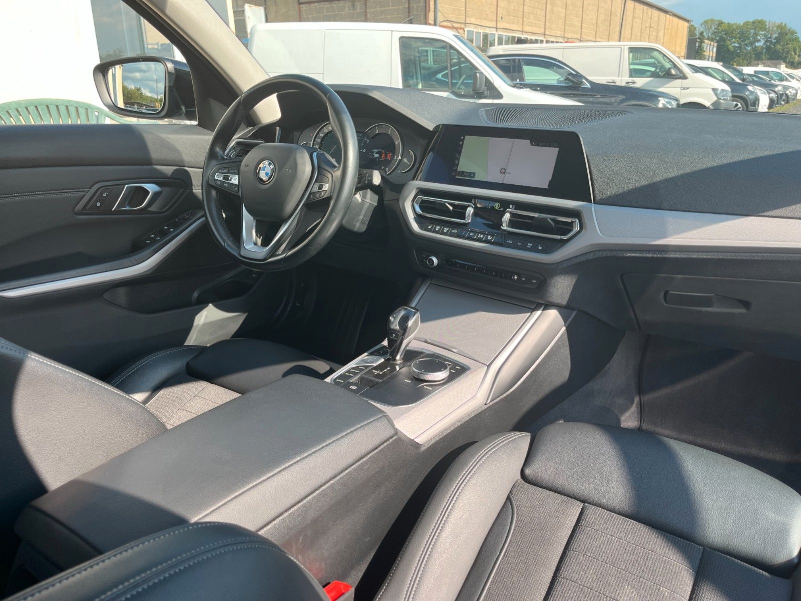 Fahrzeugabbildung BMW 318d Tour Navi Leder Kamera HUD Alarm SPORTSITZE