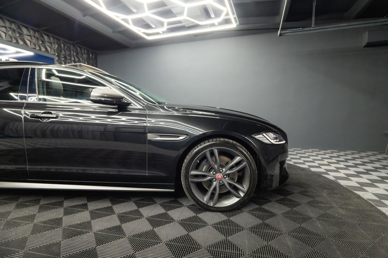 Fahrzeugabbildung Jaguar XF 300 Sport Black Edition | Pano | LED | 20Zoll