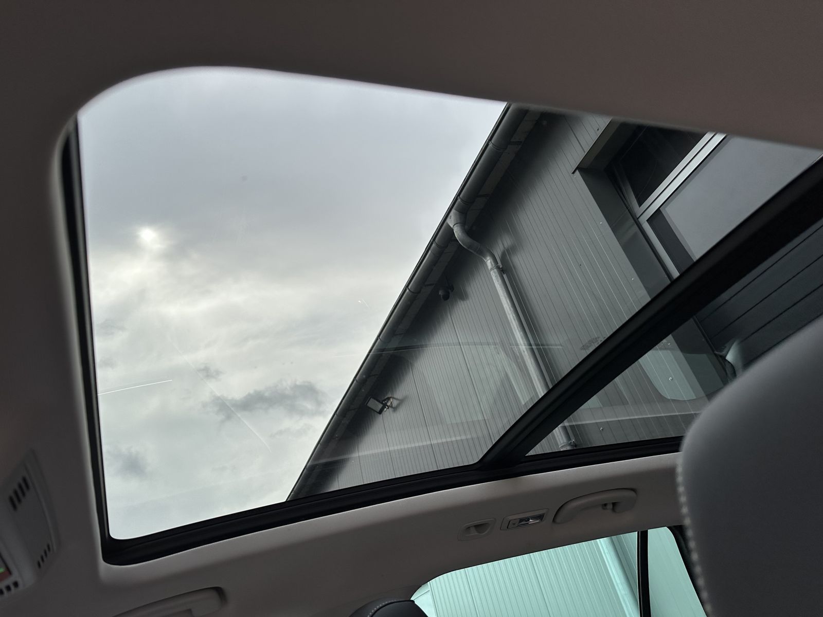 Fahrzeugabbildung SKODA Superb Combi 2.0 TDI DSG L&K NAV+LED+PANO+CANTON