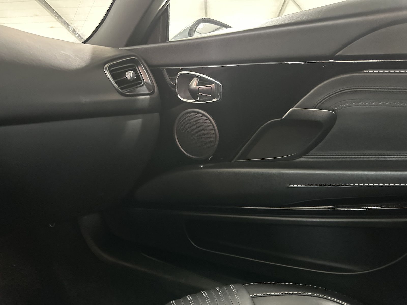 Fahrzeugabbildung Aston Martin DB11 V 12 AML Special Colour/Black-Tech-Pack/