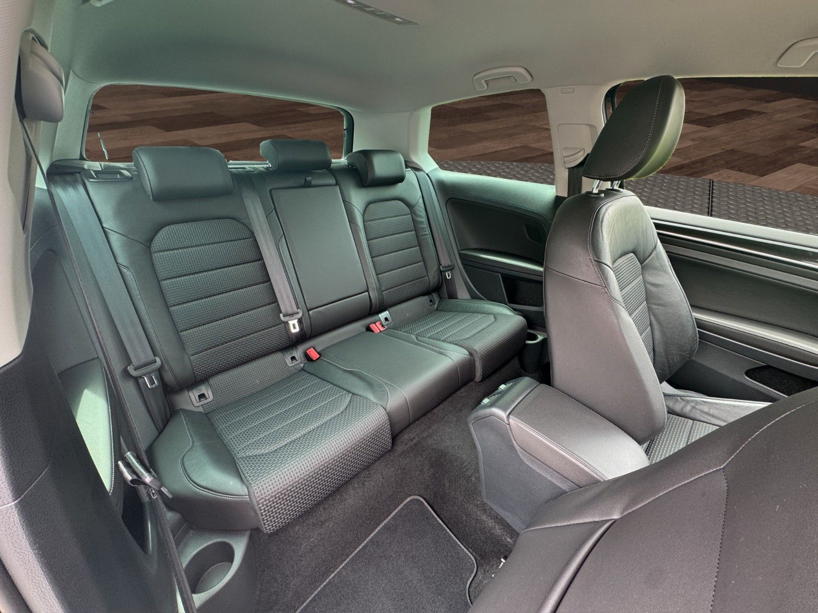 Fahrzeugabbildung Volkswagen Golf VII Lim. Highline BMT Automatik/Navi/Kamara