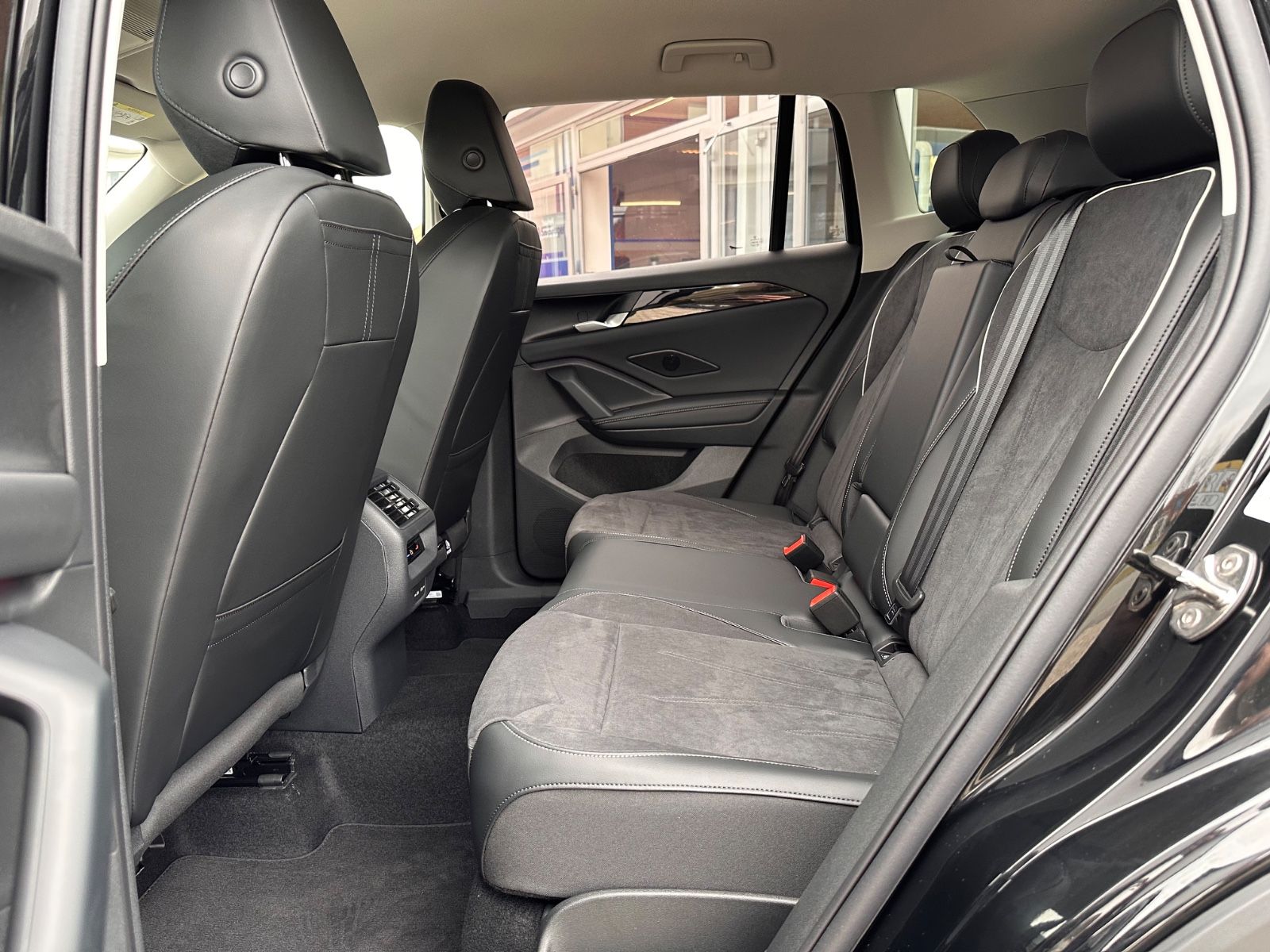 Fahrzeugabbildung Volkswagen Tiguan 2.0 TDI Elegance DSG AHK/Matrix/ACC/Navi