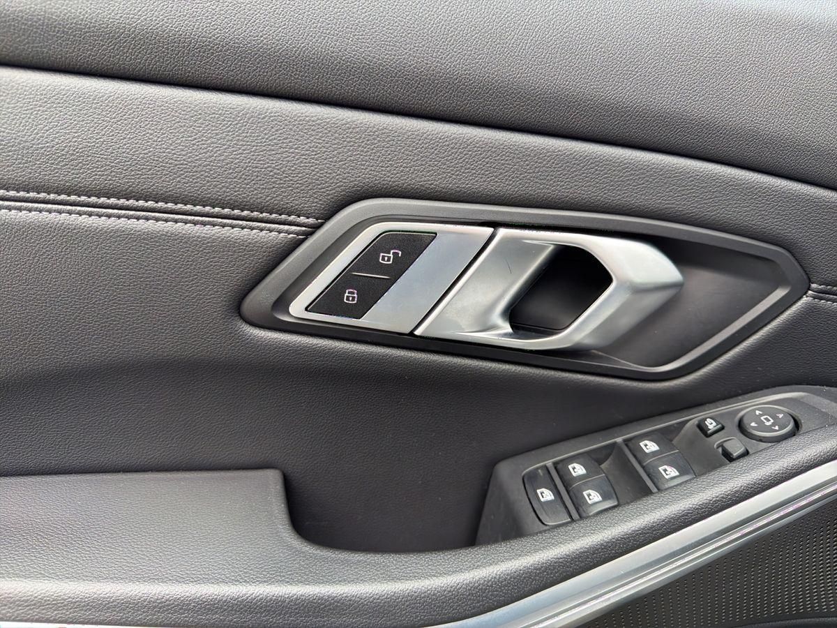BMW 330 i Sport Line Pano LED Klimaa. PDC foto 11