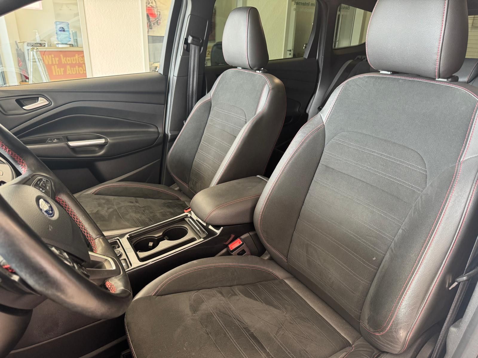 Fahrzeugabbildung Ford Kuga ST-Line / AHK/NAVI/KLIMA/8.FACH BEREIFT