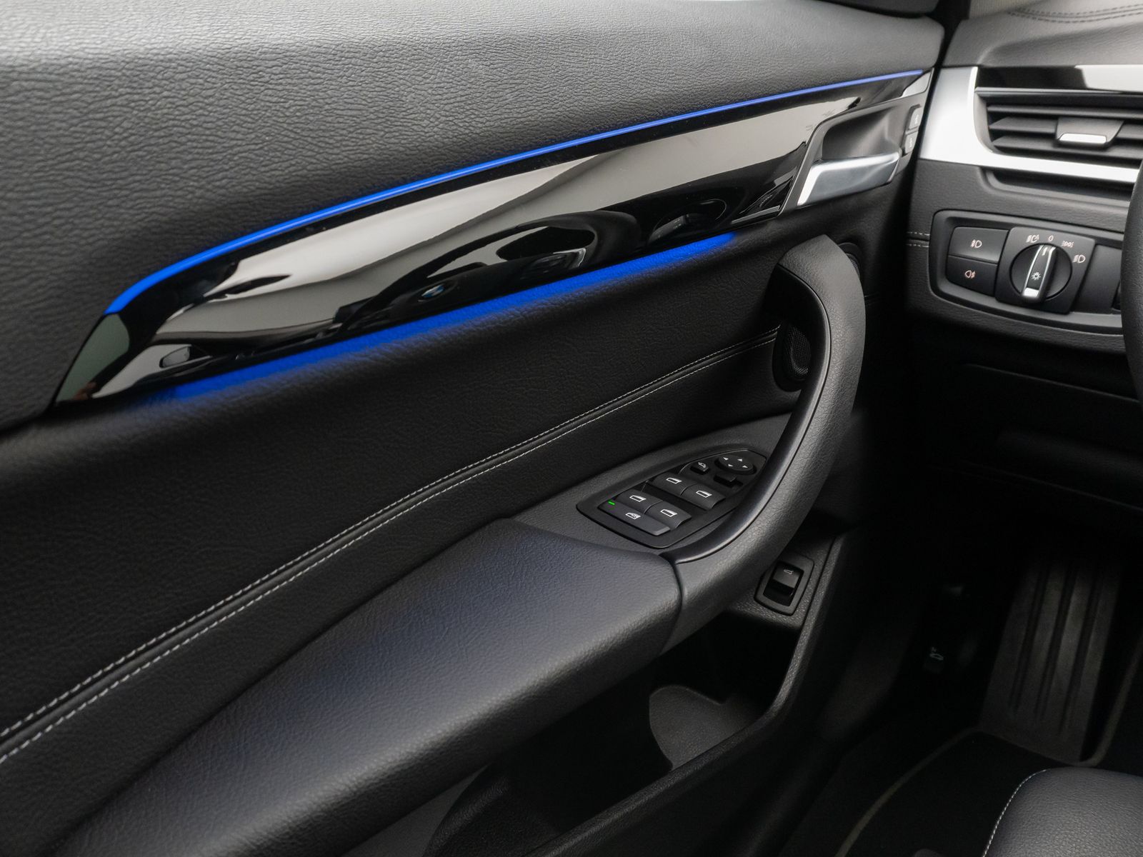 Fahrzeugabbildung BMW X1 xD20d Sport Line Panorama Kamera HUD DAB AHK