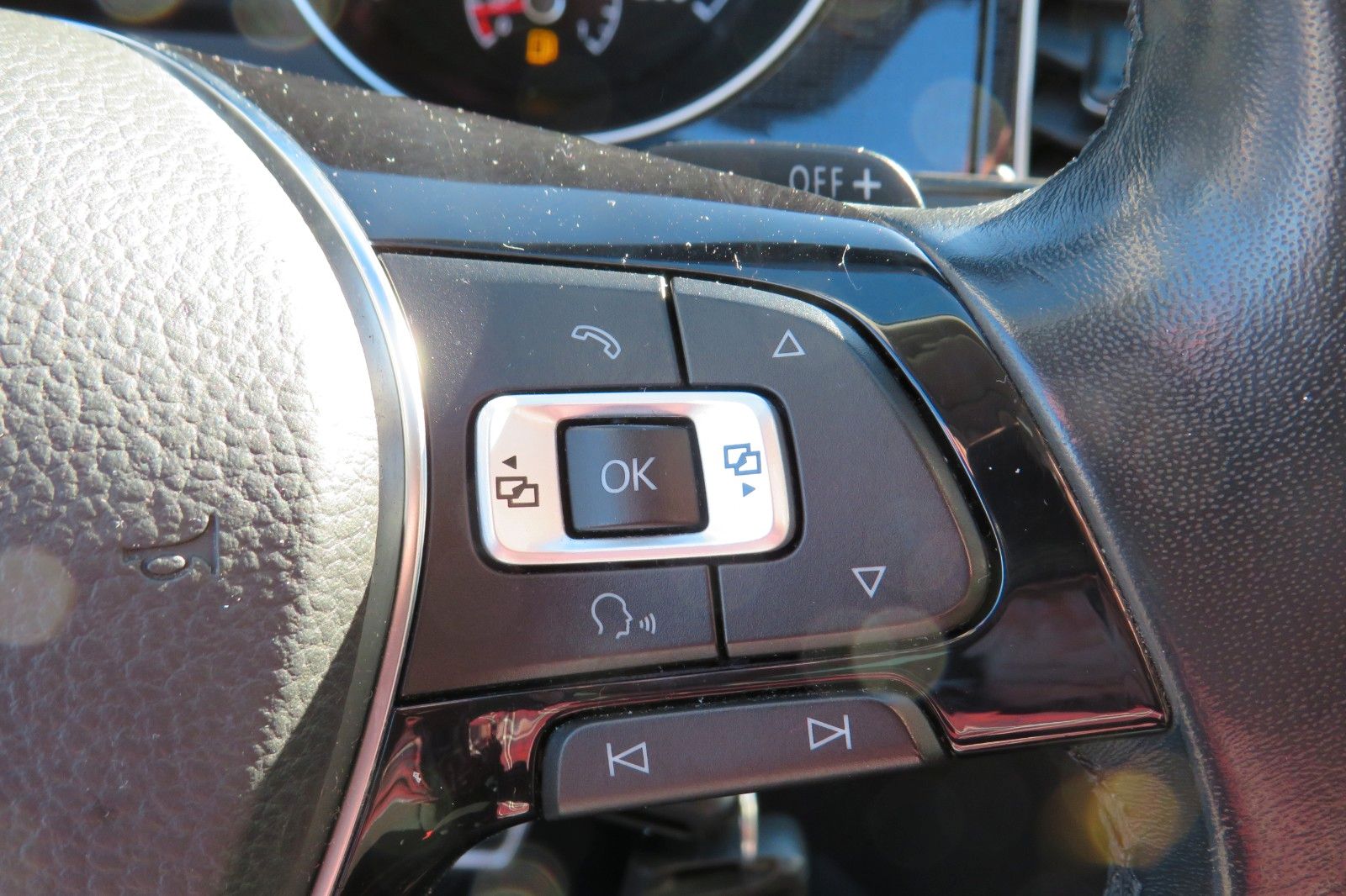 Fahrzeugabbildung Volkswagen Golf Sportsvan DSG SOUND SITZH. PDC ACC AHK