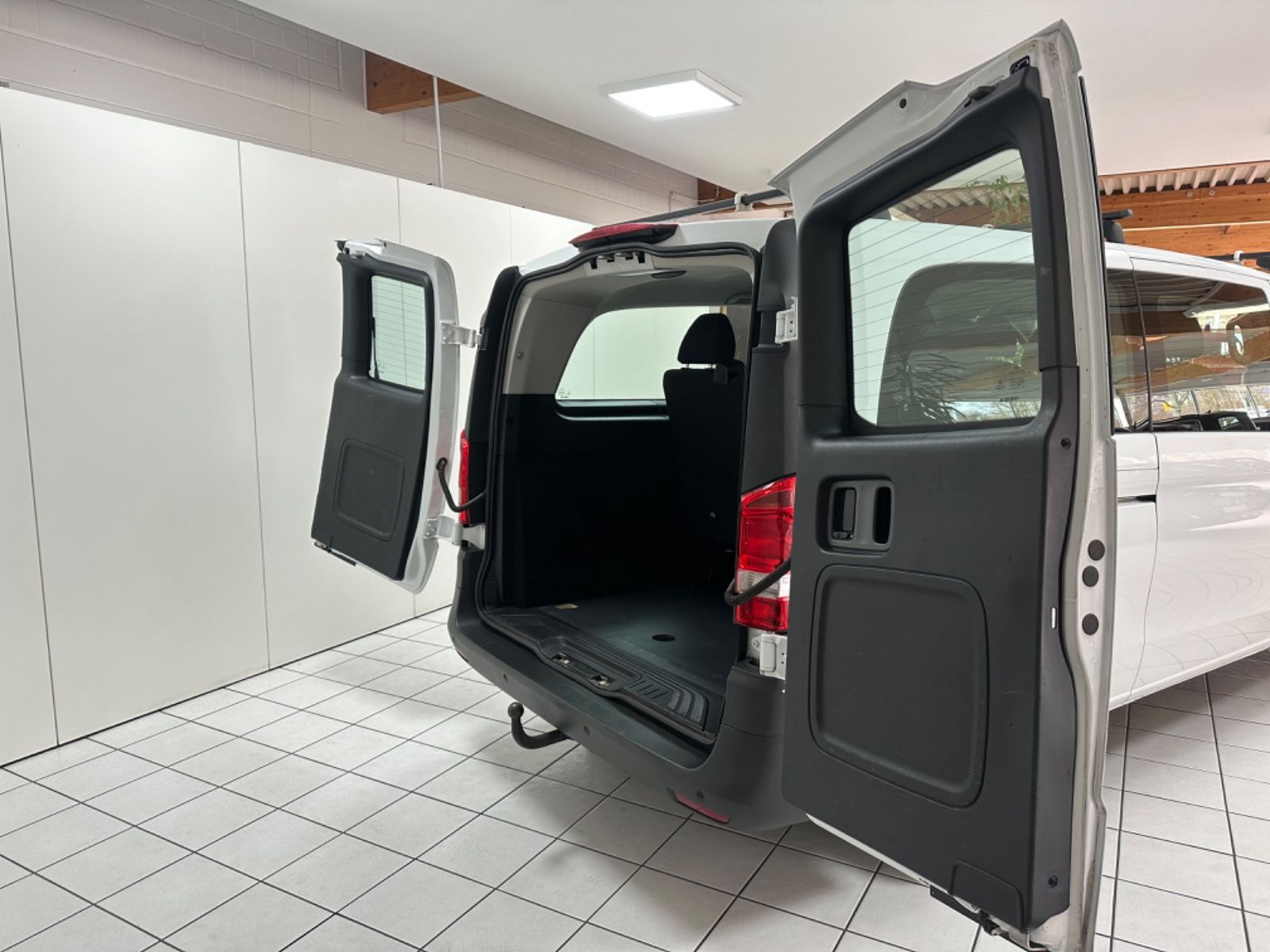 Fahrzeugabbildung Mercedes-Benz Vito Tourer Kombi 111CDI Pro FWD extralang