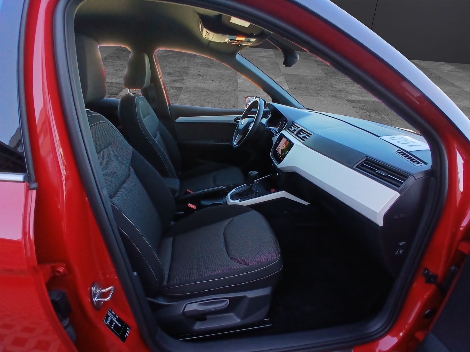 Fahrzeugabbildung SEAT Arona TSI Xcellence DSG LED AHK Navi ACC RFK SH