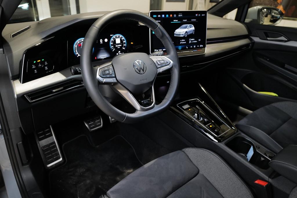 Volkswagen Golf VIII 1.5eTSI DSG Edition 50 AHK StdHz RKam 