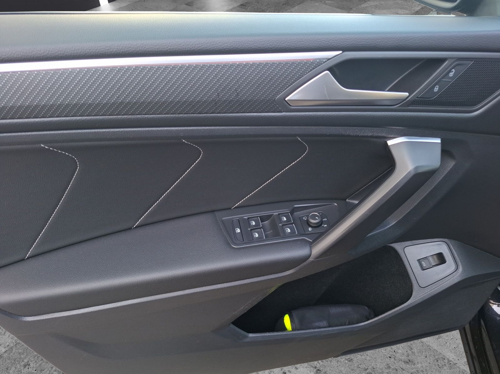 Fahrzeugabbildung Volkswagen Tiguan Allspace TDI R-Line DSG 4M Matrix AHK Nav