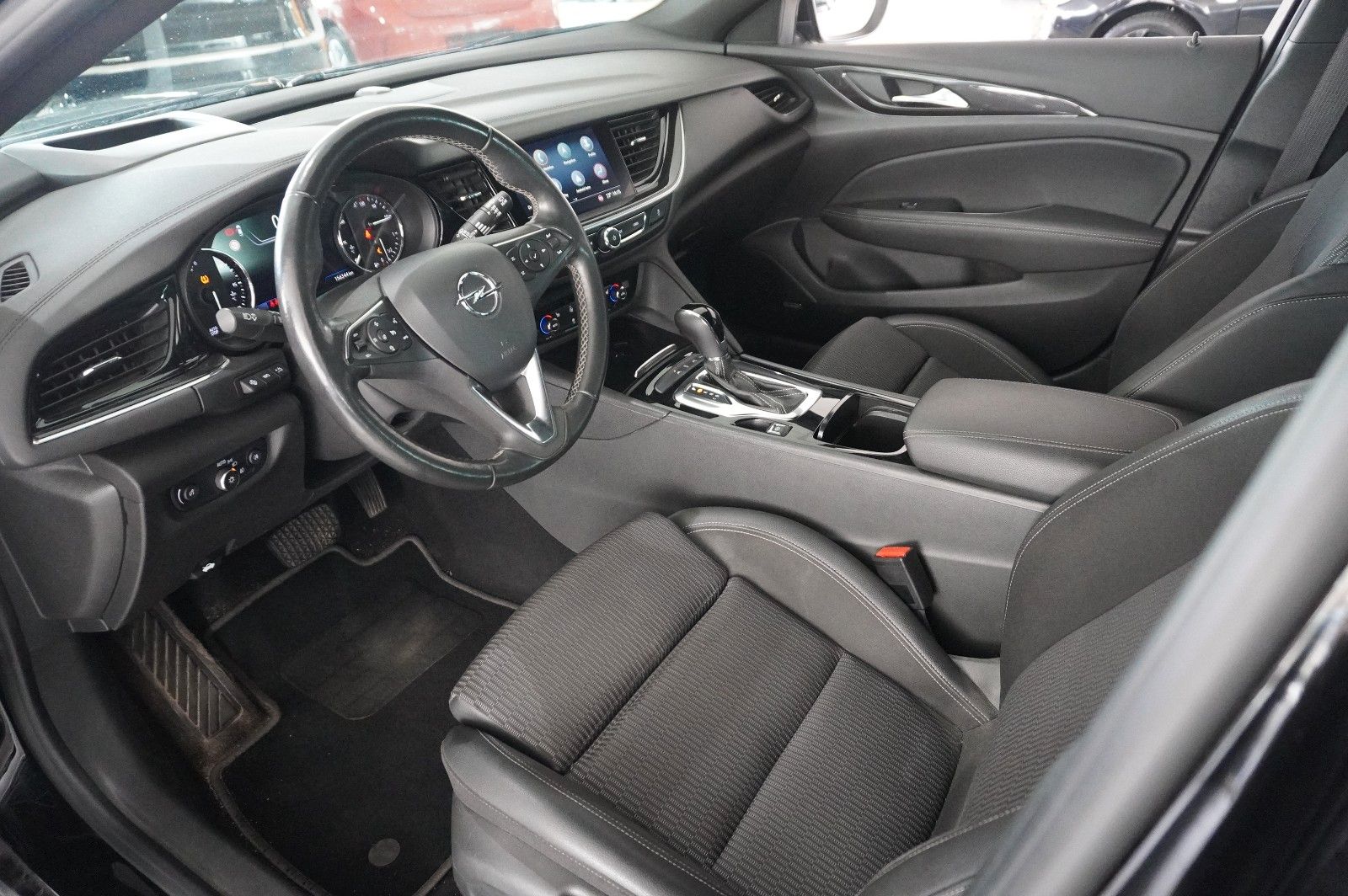 Fahrzeugabbildung Opel Insignia B ST 2.0D ELEGANCE 4X4 NAVI/HUD/BOSE/AH