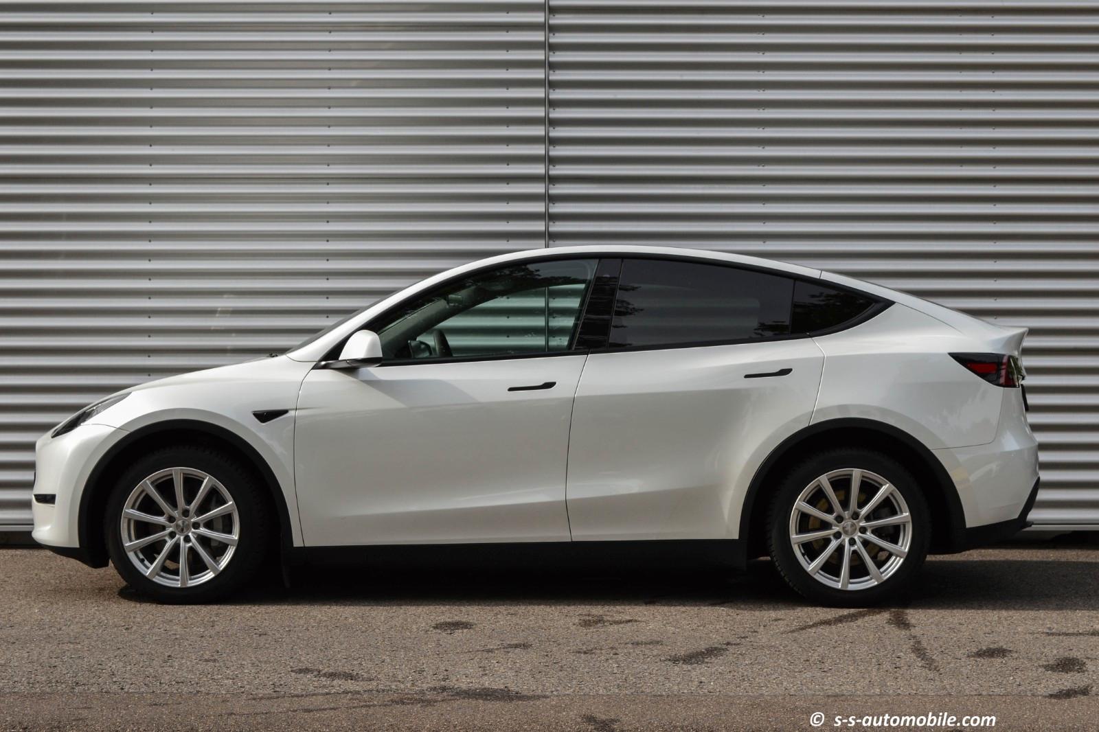 Tesla Model Y Long Range Dual Motor AWD MwSt. 1. Hand