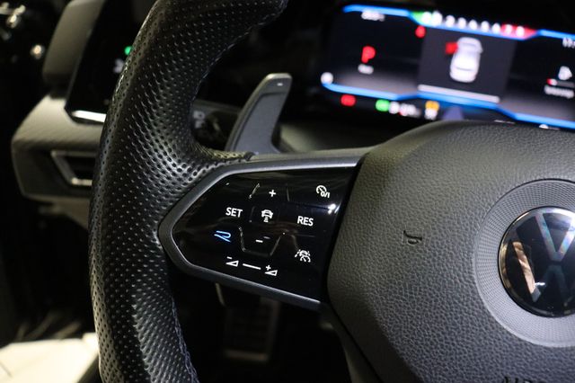 Fahrzeugabbildung Volkswagen Golf VIII Lim. R 4Motion|MATRIX|H/K|DCC|AMBIENTE