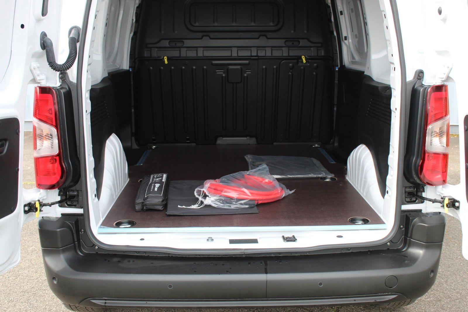 Fahrzeugabbildung Opel Combo Cargo Elektro11KW*Navi*SHZ*PDC*RFK*Holzbod