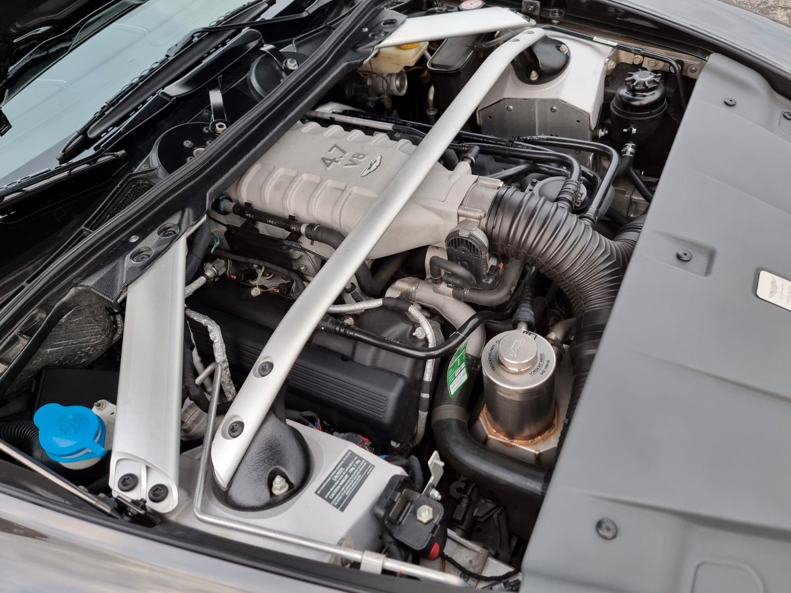 Fahrzeugabbildung Aston Martin V8 Vantage 4.7l/Quantum Silber/BRD/Erstlack/2.Hd