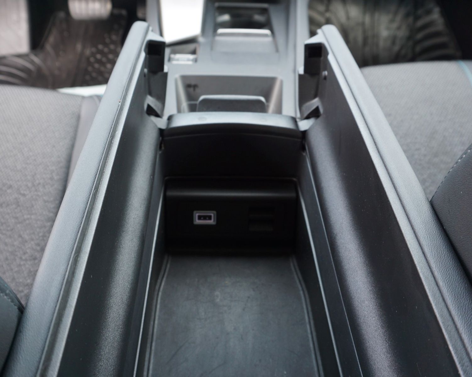 Fahrzeugabbildung Peugeot 308 SW Hybrid 180 Allure T.Leder,Navi,LED,SH,Kam