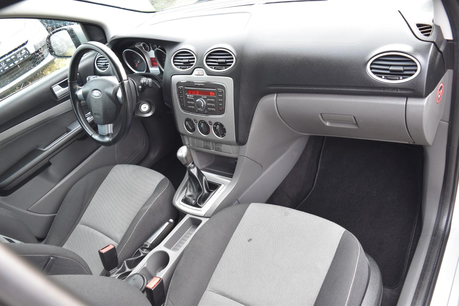 Ford Focus 2010 — photo 11
