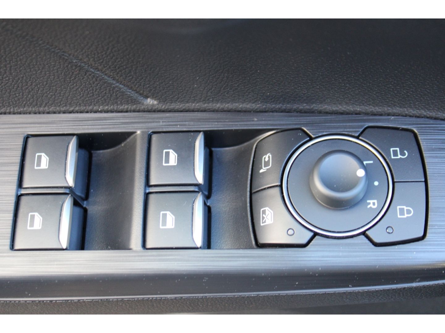 Fahrzeugabbildung Ford Kuga ST-Line X LED AHK Navi GJR Pano  RFK VZE TW