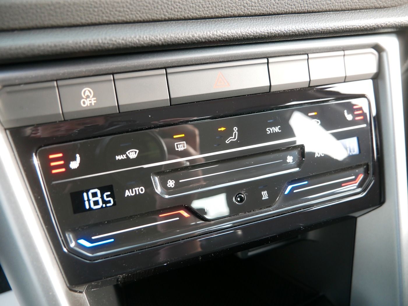 Fahrzeugabbildung Volkswagen T-Roc 1.0 Life NEU36T Standheiz SHZ LED NAVI ALU