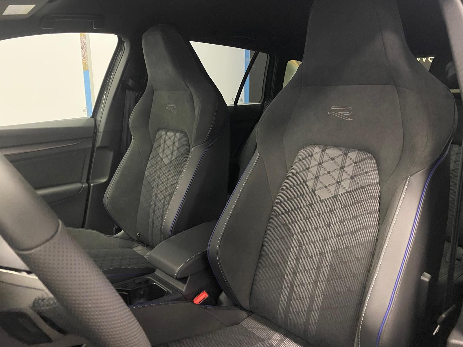 Fahrzeugabbildung Volkswagen Variant 2.0 TDI DSG R-Line BLACKSTY+MATRIX+5JGAR