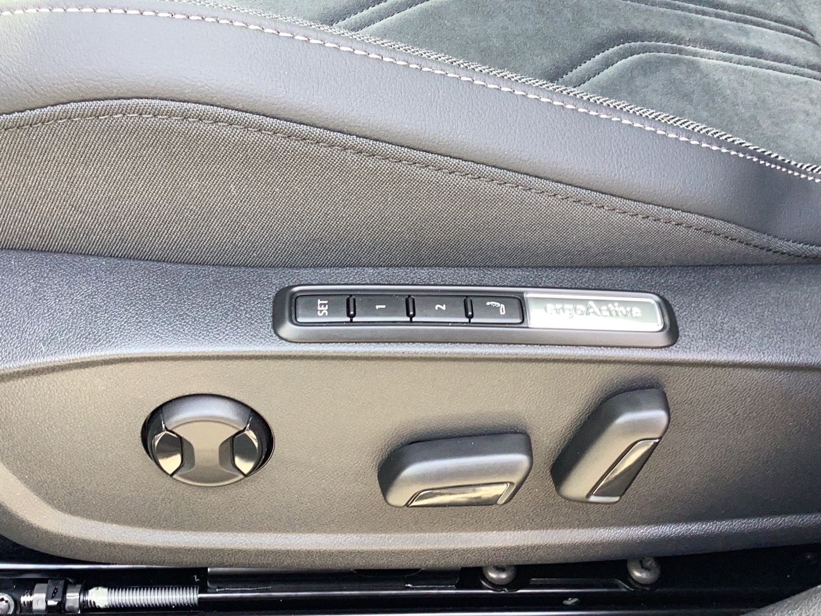 Fahrzeugabbildung Volkswagen Golf VIII eTSI Edition 50 DSG Matrix AHK Pano HU