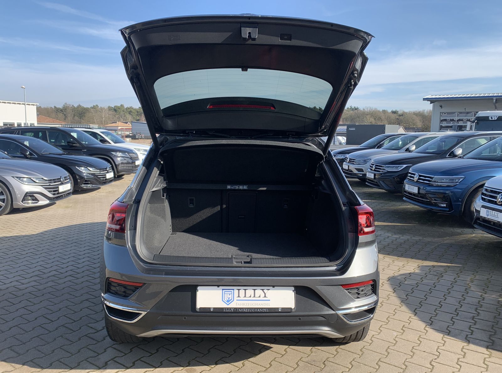 Fahrzeugabbildung Volkswagen T-Roc 2.0 TDI*Sport*AHK*Cam*LED*Navi*ACC*