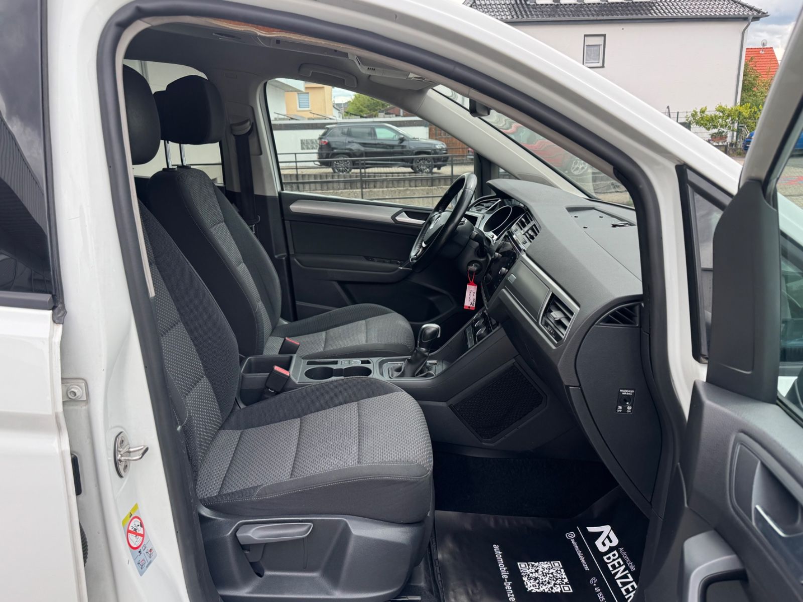 Fahrzeugabbildung Volkswagen Touran Comfortline/DSG/5-Sitzer/PDC