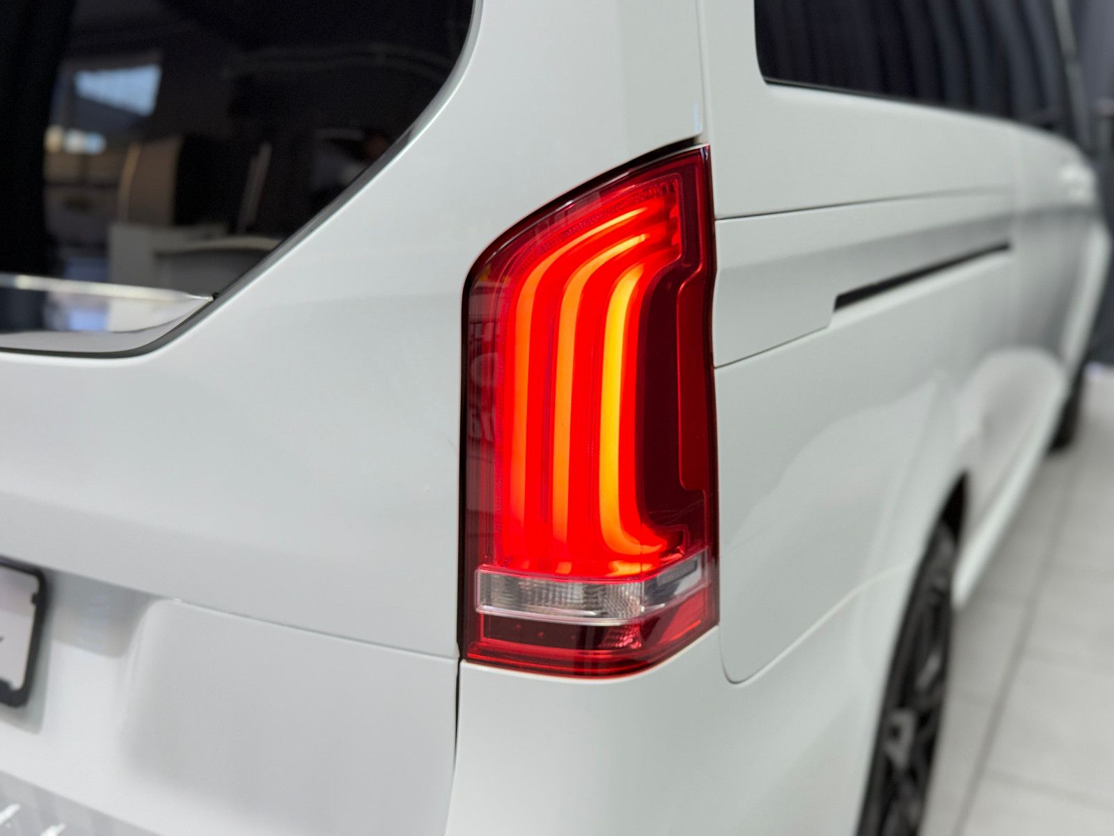 Fahrzeugabbildung Mercedes-Benz V250d NIGHT EDITION 4MATIC lang AMG-LINE|360°|