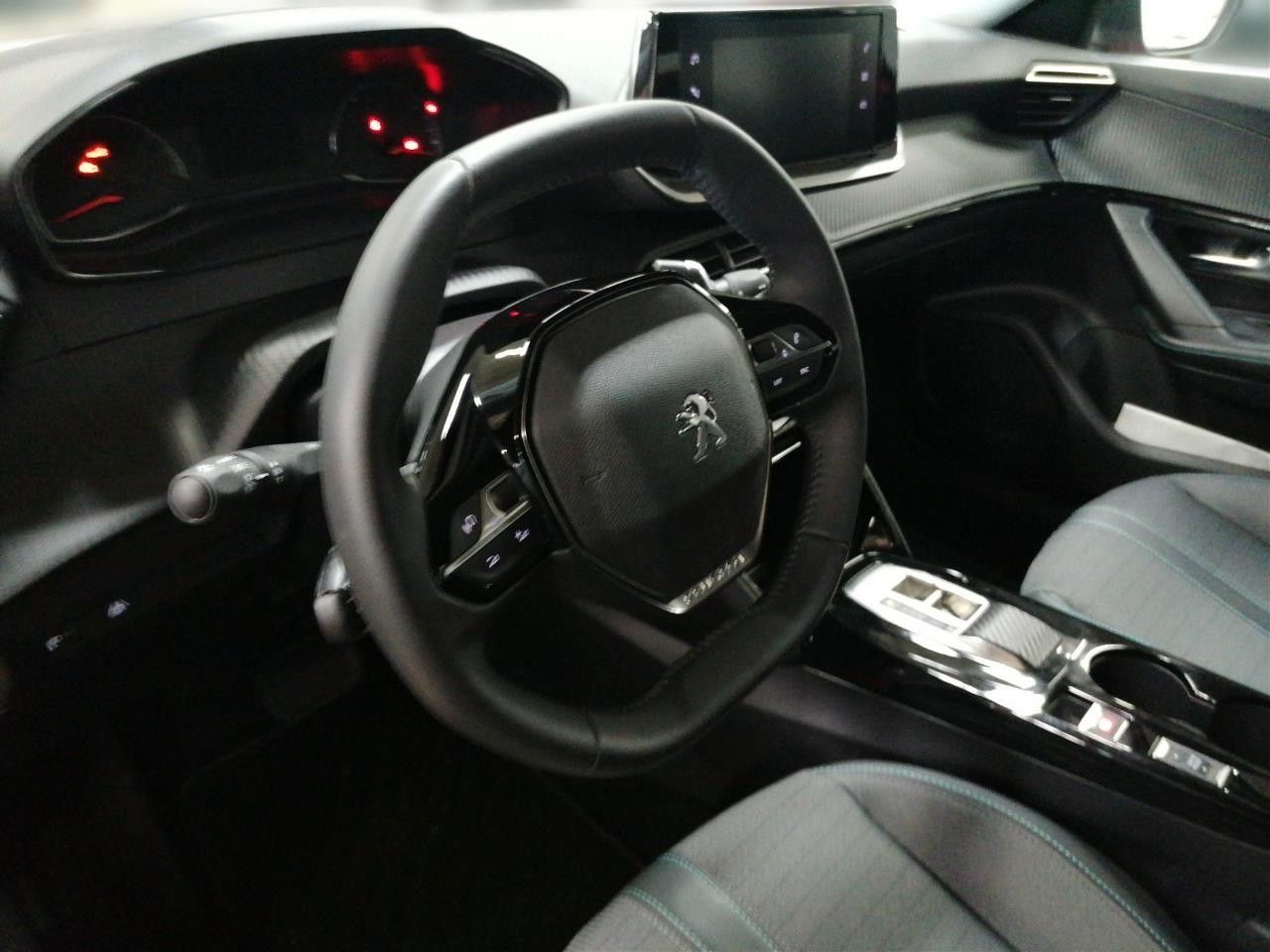 Fahrzeugabbildung Peugeot 2008 1.2T ALLURE AT NAVI/LED/KAMERA/SHZ/VIRT.