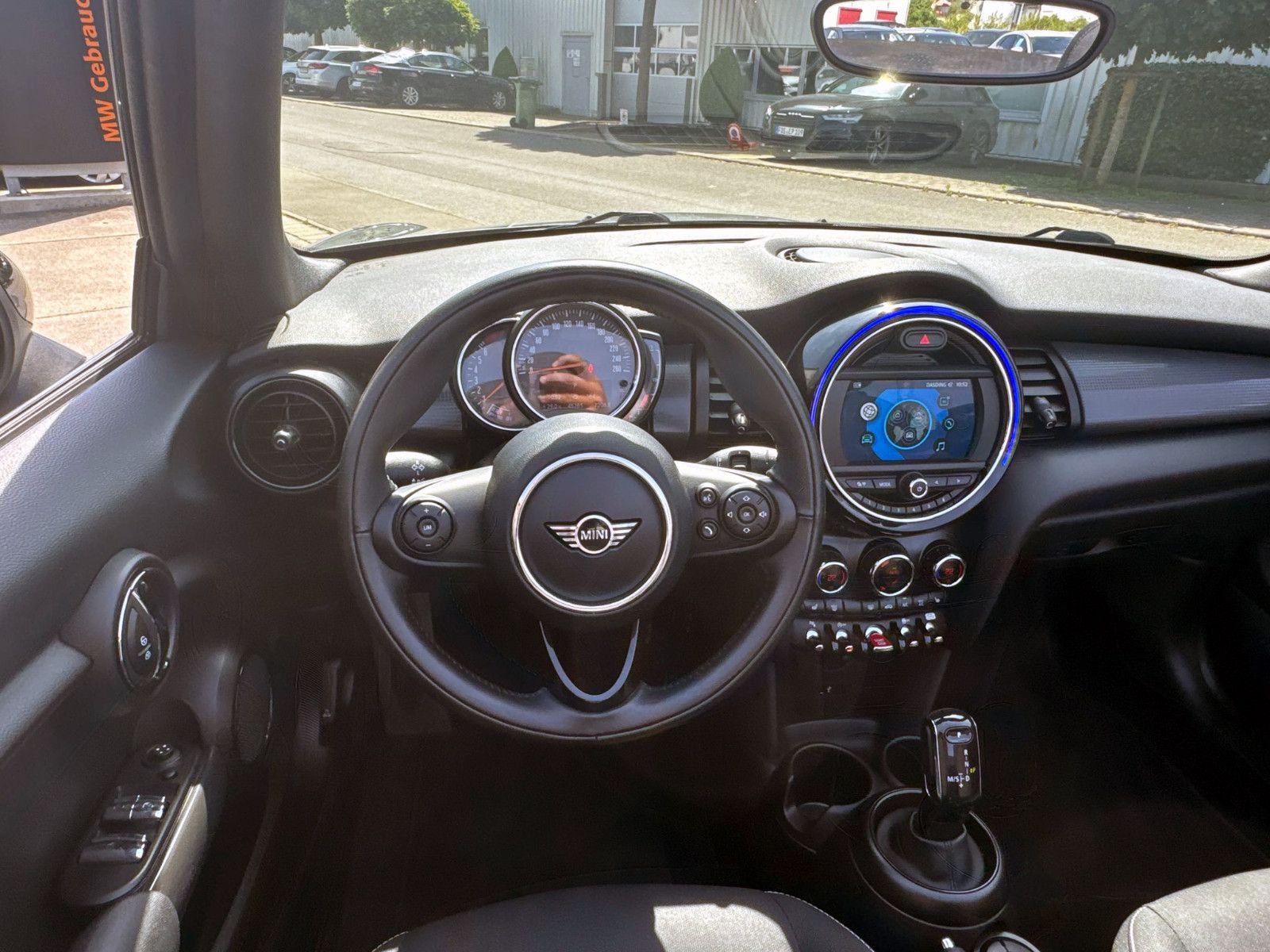 Fahrzeugabbildung MINI COOPER Cabrio Aut. SHZ KAM PDC BT AMBI 2-Zonen