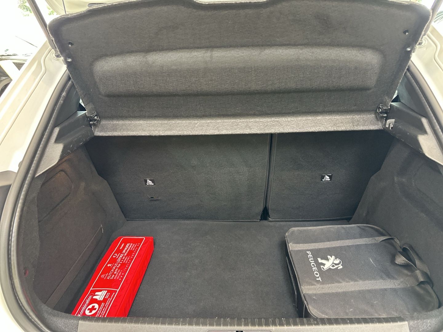 Fahrzeugabbildung Peugeot 208 e- Allure Elektromotor 136 LED CarPlay SHZ