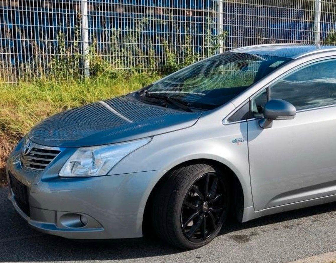 Toyota Avensis 2011 — rear view
