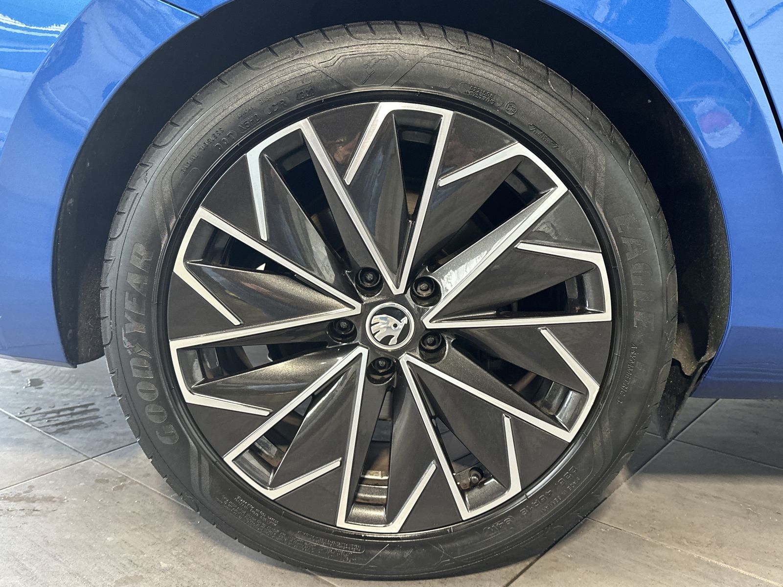 Fahrzeugabbildung SKODA Superb Combi 2.0 TDI DSG L&K NAV+LED+AHK+PANO+SH