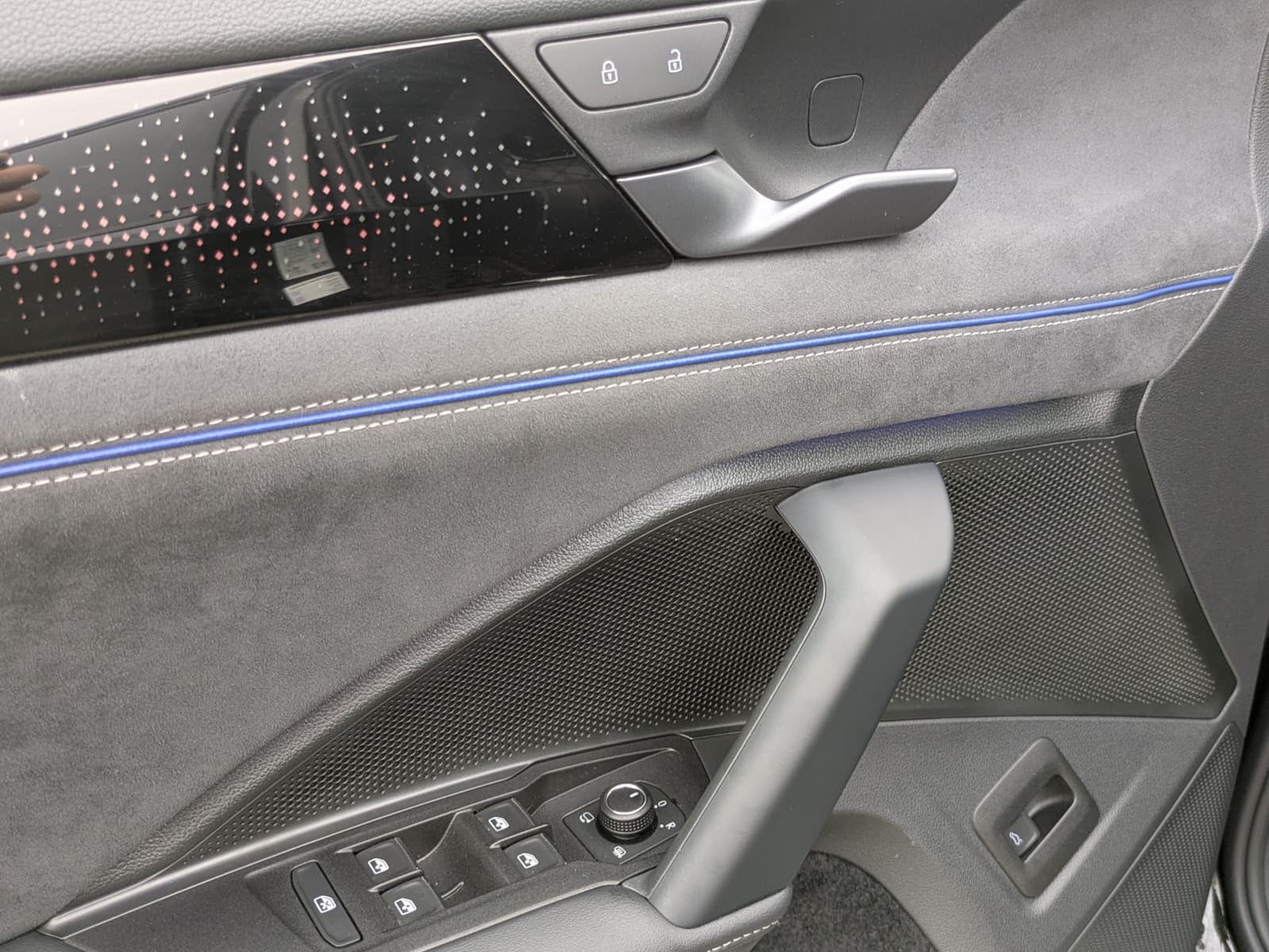 Fahrzeugabbildung Volkswagen Tayron 2.0 TDI 4M R-Line 7Si*MATRIX*AHK*PANO*HUD