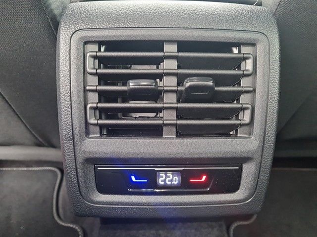 Fahrzeugabbildung Volkswagen Golf VIII TSI Move LED Navi AID RFK SH LM