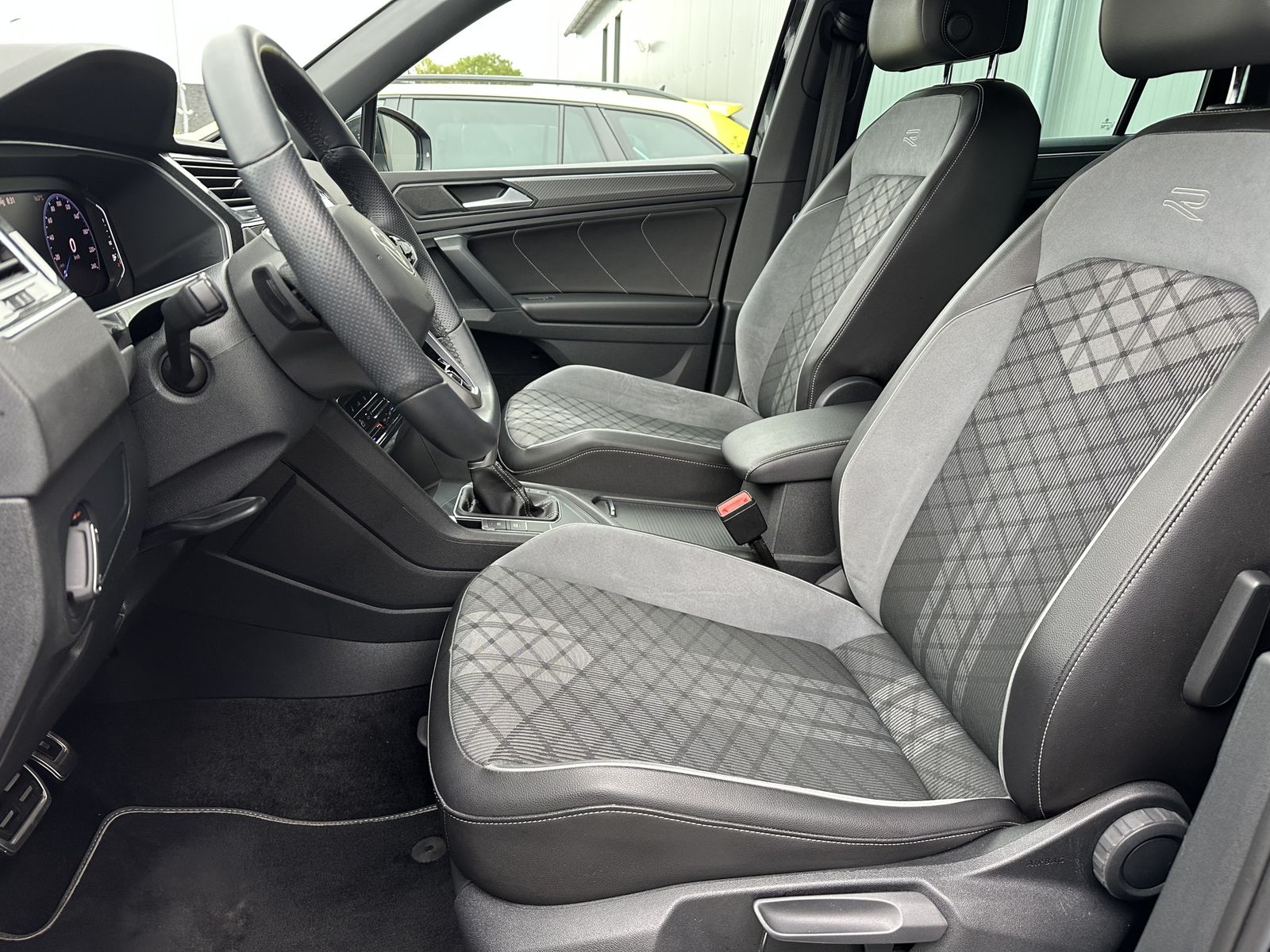Fahrzeugabbildung Volkswagen Tiguan 1.5 TSI DSG R-Line NAV+LED+AHK+20ZOLL+KAM