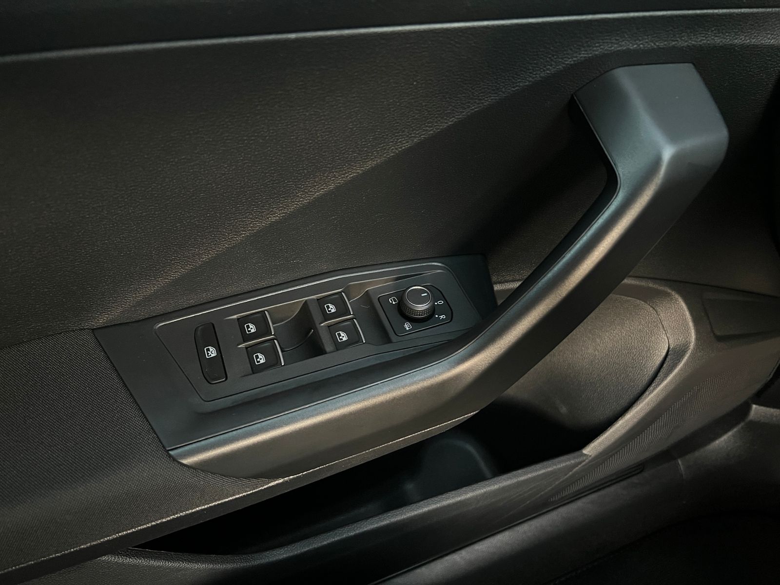 Fahrzeugabbildung Volkswagen T-Roc 1.5 TSI Sport *AHK,ACC,17"-LM*