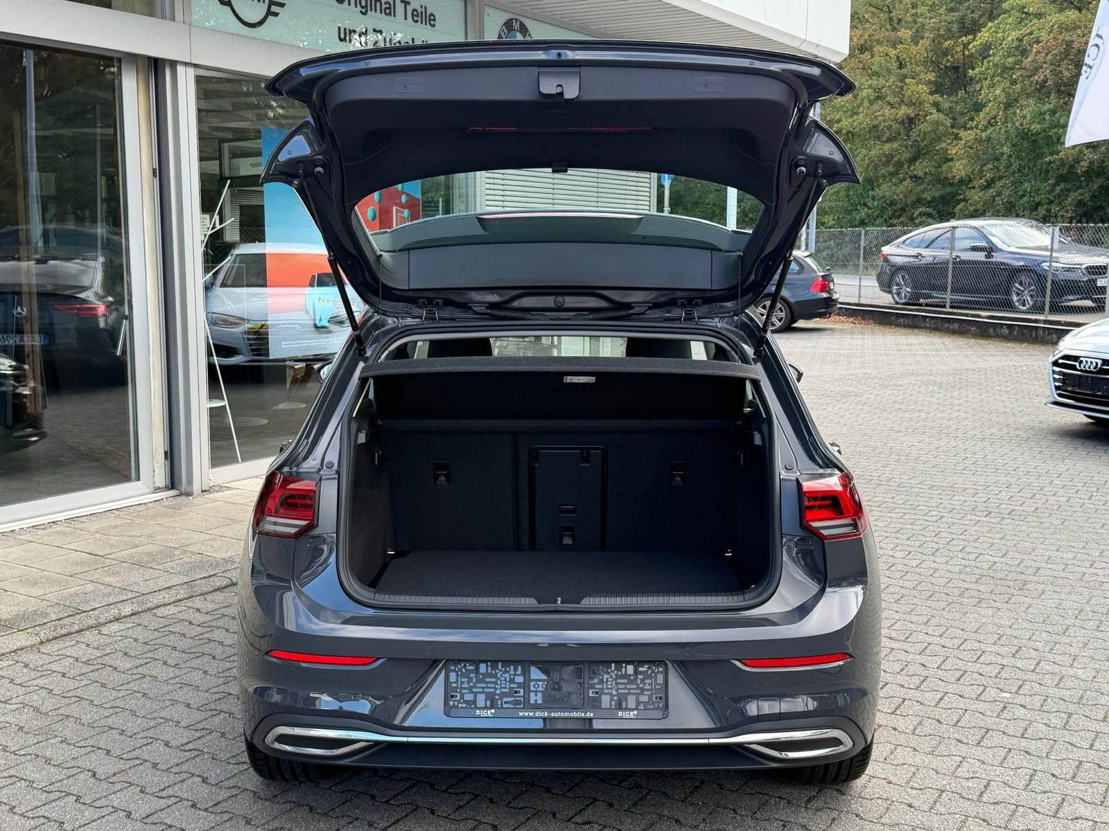 Fahrzeugabbildung Volkswagen Golf 2.0 TDI Style DSG >ALCANT+MEMO+LED+SHZ+ACC+