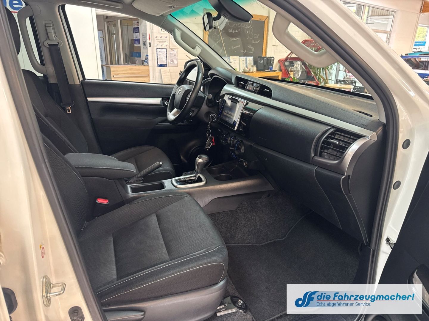 Fahrzeugabbildung Toyota Hilux Double Cab Meister 4x4 2.4 D-4D Sperrdiff.